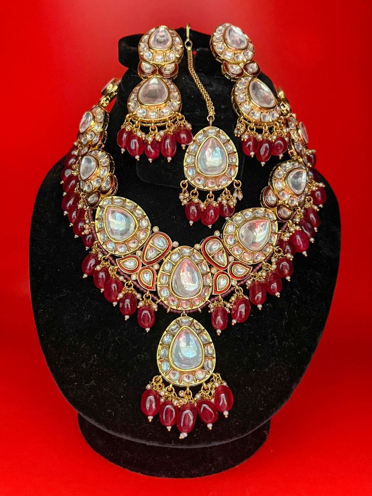 Necklace set with uncut polki, kundans and stones. It is paired with a matching pair of earrings and tikka. Style Tip - Wear this with almost anything Indian for a rich and royal look with this regal raani haar kundan necklace. Buy Lehenga Online, Indian Bridal Couture, Elegant Veils, Reception Gowns, Mehendi Outfits, Bridal Lehenga Red, Lehenga Online, Buy Jewellery Online, Indian Bridal Wear