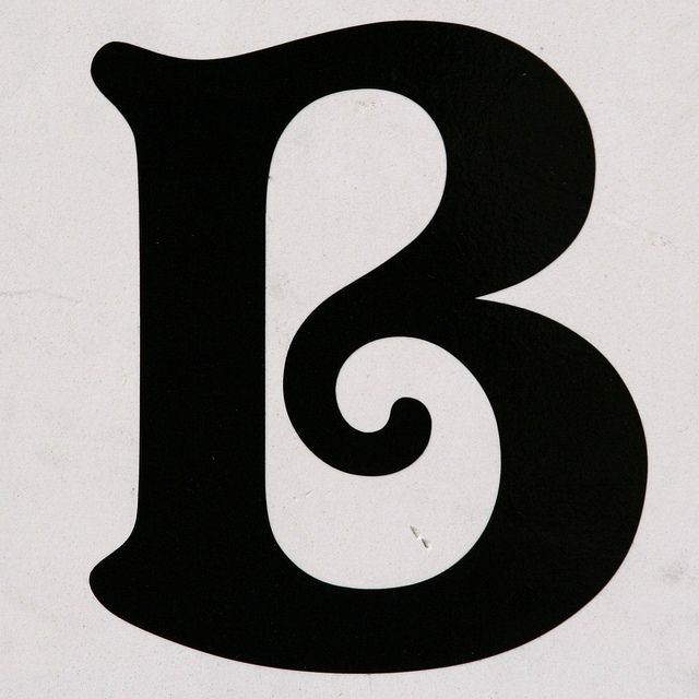 a black and white sign with the letter b in it's center is shown