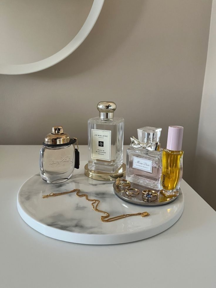 Tray For Bathroom, Perfume Stand, Perfume Display, Perfume Organization, Pinterest Room Decor, Minimalist Room, Apartment Decor Inspiration, Dresser Decor, Room Makeover Inspiration