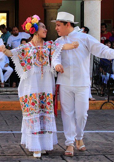 Los 5 Trajes Típicos Regionales De México Que Mas Me Gustan ... Mexican Attire, Folklorico Dresses, Festival Dresses, Mexican Clothing, Mexican Folklore, Mexico Fashion, Ballet Folklorico, Outfit Festival, Mexican Fashion