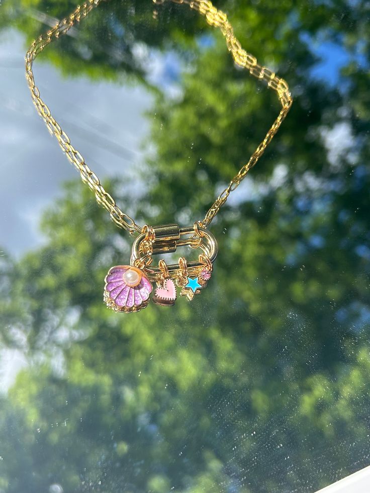 Gold chain link necklace and carabiner clasp. Includes purple seashell, pink heart, blue star, and pink gem charms. Purple Seashell, Seashell Pink, Gold Chain Link Necklace, Cruel Summer, Beaded Earrings Tutorials, 2024 Style, Pink Gem, Earring Tutorial, Blue Star