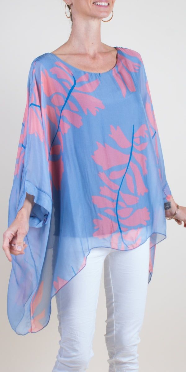 100% Silk Kaftan Style Blouse with Large Leaf Print. Features 3/4 Length Sleeves and a Wavy Bottom. Exterior: 100% Silk Interior: 95% Viscose, 5% Elastic Fits Sizes XS- XL Made in Italy Kaftan Style, Silk Kaftan, Leaf Prints, New Bag, Online Store, Length Sleeve, Hot Pink, Bag Accessories, Silk