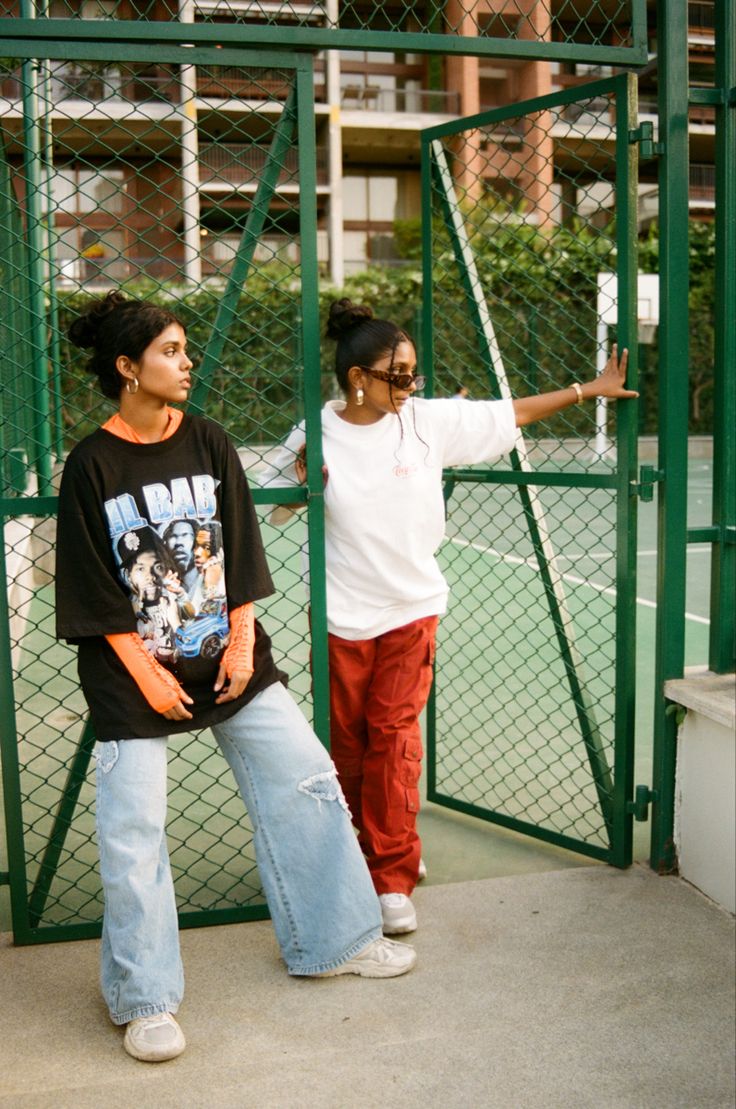 2 members of the Vixens Crew photographed in a candid way by a basketball court. Portrait, fashion photography. Lifestyle Photoshoot Outdoor, Streetwear Fashion Shoot, Basketball Court Shoot, Candid Street Photography, Creative Clothing Photography, Photography With Illustration, Photoshop Poses, Crew Photoshoot, Basketball Court Photoshoot