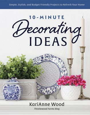 the cover of 10 - minute decorating ideas by kartanne wood, featuring blue and white plates with pink flowers