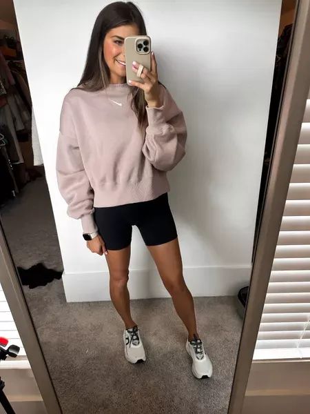 Casual and cute fall athleisure look for moms. The best biker shorts and chic sweater to wear to work out, run errands or an every day look. What to wear on the weekend. Sweatshirt And Biker Shorts Outfit, Womens Biker Shorts Outfit, Athleisure Outfit Ideas, Athleisure Outfits Fall, Fall Athleisure, Athleisure Outfit, Biker Shorts Outfit, Girlie Girl, Chic Sweater