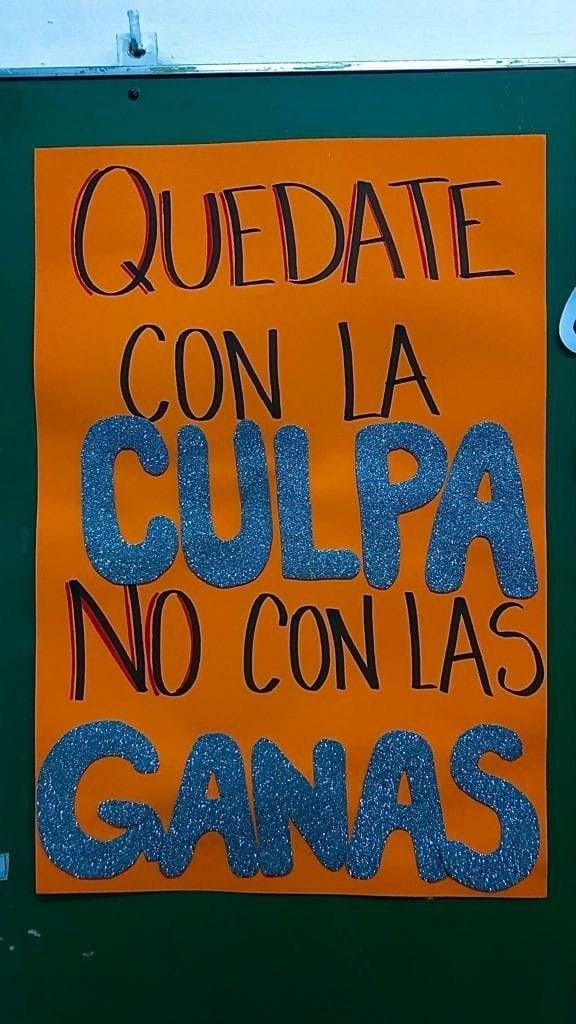 a sign on the side of a building that says quediate con la cupa no con las ganas