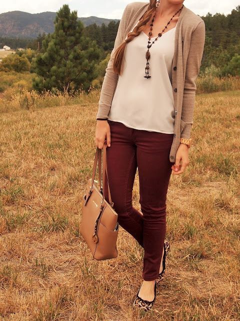 Marron Pants Outfit, Colored Jeans Outfits, Erin Sanders, Maroon Pants, Burgundy Pants, Mode Tips, Burgundy Jeans, Boating Outfit, Red Jeans