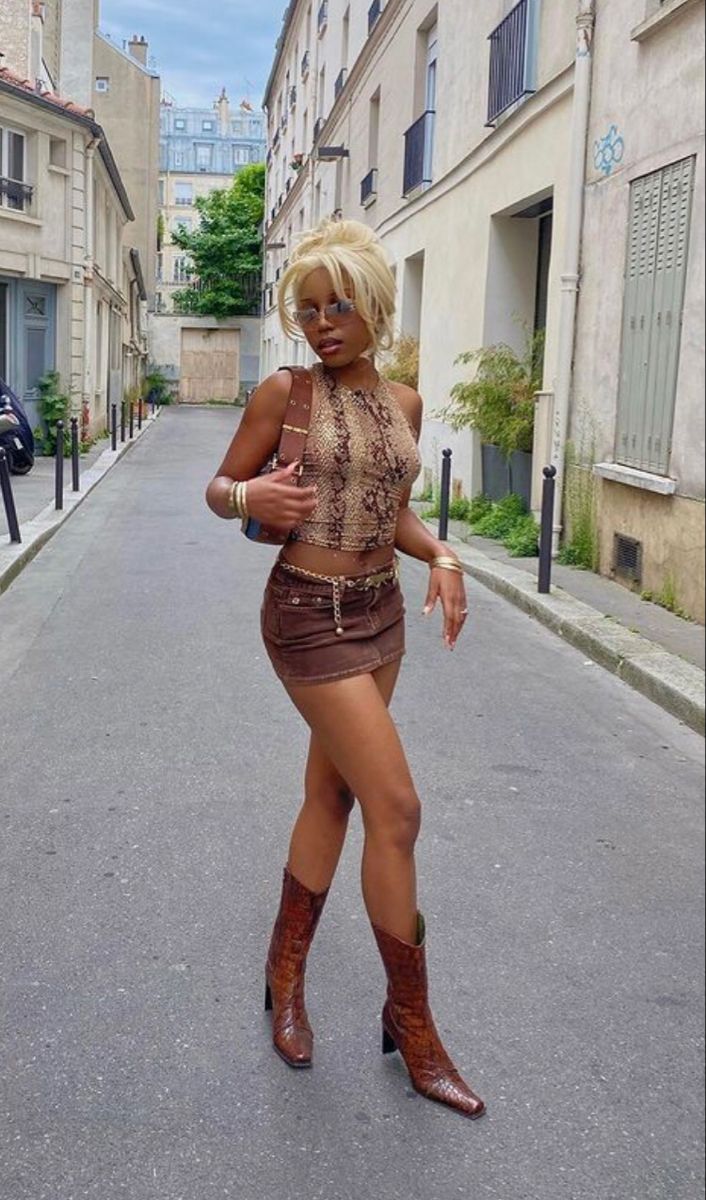 Outfit With Cowboots, Latina Cowgirl Style Outfits, 2000s Luxury Fashion, Bohimen Outfits, Brent Faiyaz Concert Outfit Ideas, Coachella Outfit Black Women, Cowboots Outfit For Women, Cowboots Outfits, 90s Club Fashion