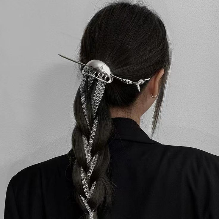 This shark metal chain hair clip has a high-end feel at the top, a niche and individuality, and is also a good choice for parties. It can be styled in seconds with daily hair. Metal Hair Accessories, Unique Hair Clip, Easy Bun Hairstyles, Short Hair Tutorial, Sleek Hairstyles, Metallic Hair, Hair Sticks, Aesthetic Hair, Looks Style