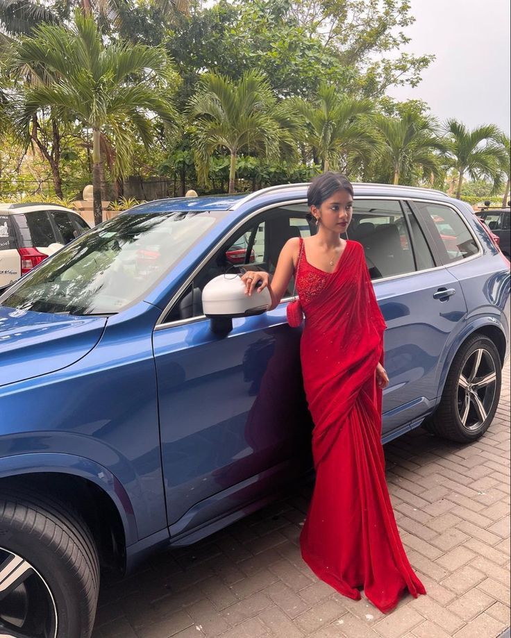 Red Saree For Farewell, Saree Black Blouse, Aesthetic Saree Poses, Aesthetic Indian Wedding, Aesthetic Bollywood, Aesthetic Saree, Indian Clothes Women, Farewell Ideas, Indian Wedding Aesthetic