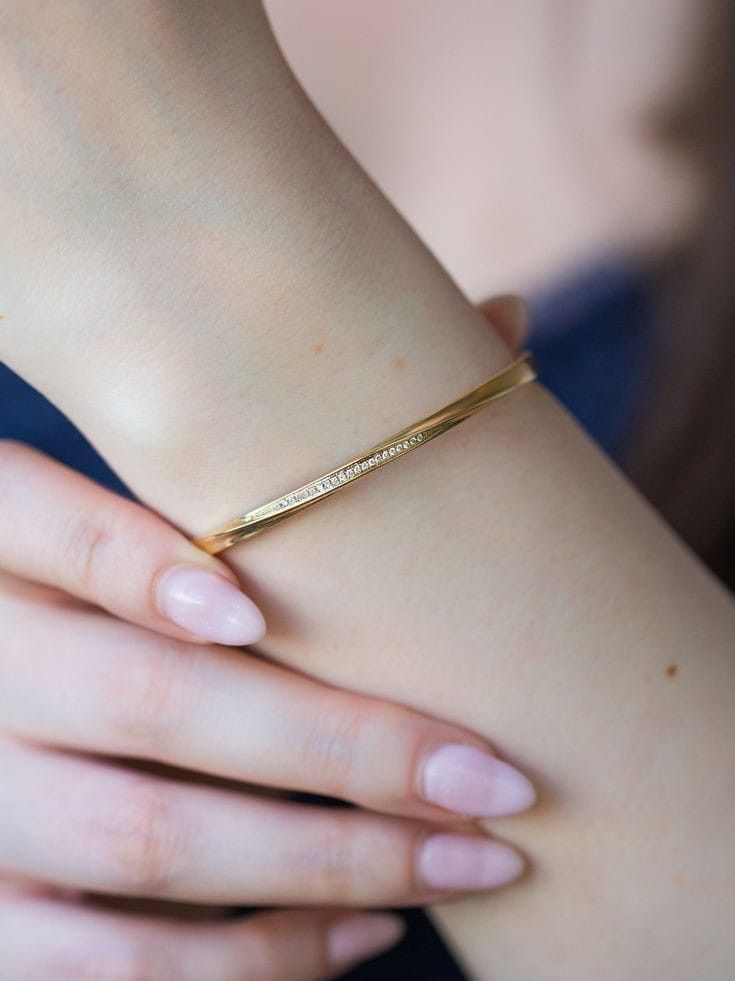 Latest Gold Bangles, Kada Design, Modern Bracelet, Bangle Design, Gold Bracelet Simple, Gold Jewelry Outfits, Gold Bangles For Women, Diamond Bracelet Design, Modern Gold Jewelry