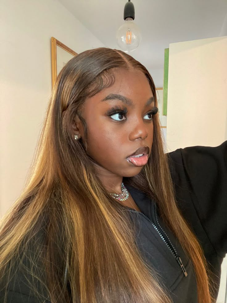 Lace Frontal Colored Wigs Black Women, Darkskin Girls Hair Dyed, Highlight Wig Dark Skin, Wig Install Dark Skin, Darkskin Colored Wig, Wig Colours For Dark Skin, Lace Front Wigs Dark Skin, Classy Outfits Black Women Summer, Darkskin Dyed Hair