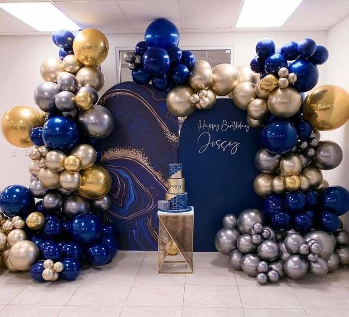 balloons are arranged in the shape of an arch