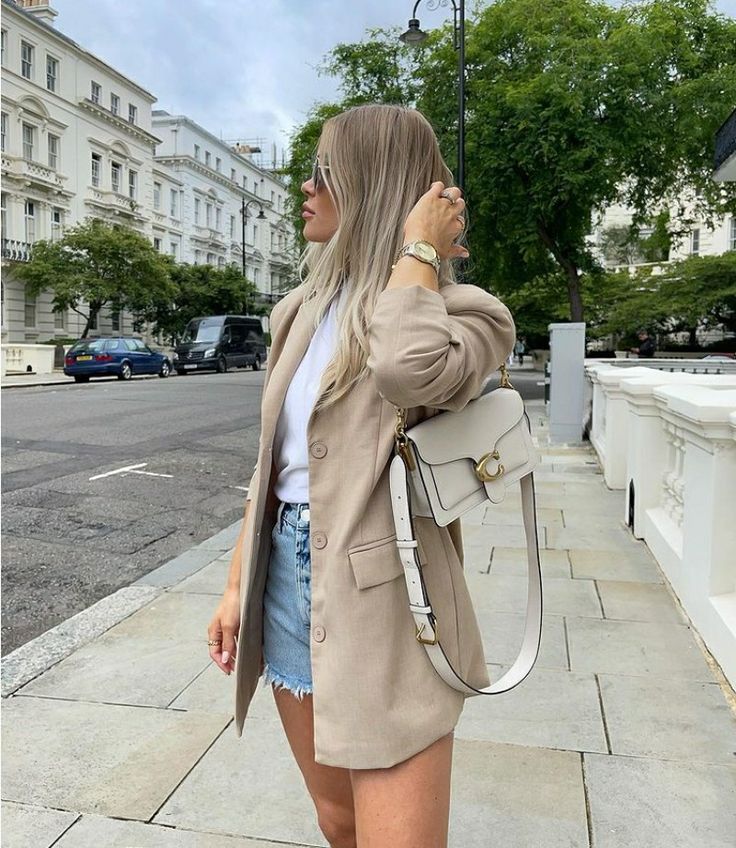 Neutral Bag Outfit, Ivory Purse Outfit, Summer Purse Outfit, White Bag Outfit Ideas, Coach Outfits Women, Coach Tabby 26 Outfit, Coach Bag Outfit Style, Coach Tabby Outfit, Coach Bags Outfits