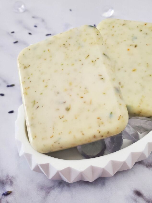 Chamomile Soap, Diy Lace Up, Make Your Own Soap, Natural Soaps Recipes, Diy Body Scrub Recipes, Tea Lavender, Diy Unicorn, Diy Body Scrub, Wet Skin