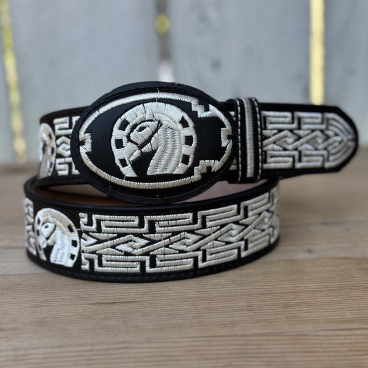 Cinturon Vaquero Negro Caballo y Herradura de 1 1/2" - Cinturones Vaqueros para Hombre - Cinturones Vaqueros Negros Western Black Embroidered Belt, Black Western Style Embroidered Belt, Traditional Black Adjustable Belts, Adjustable Black Embroidered Belt, Black Embroidered Adjustable Belt, Black Leather Embroidered Belt Buckles, Cowboy Belts, Embroidered Belts, Cowboy Belt