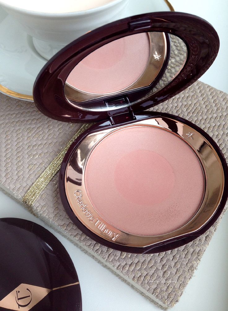 Charlotte Tilbury Blush, Charlotte Tilbury Cheek To Chic, Zara Fashion Outfits, Make Up Essentials, Serious Skin Care, Boston Shearling, Tips For Skin, Birkenstock Boston Shearling, Zara Fashion