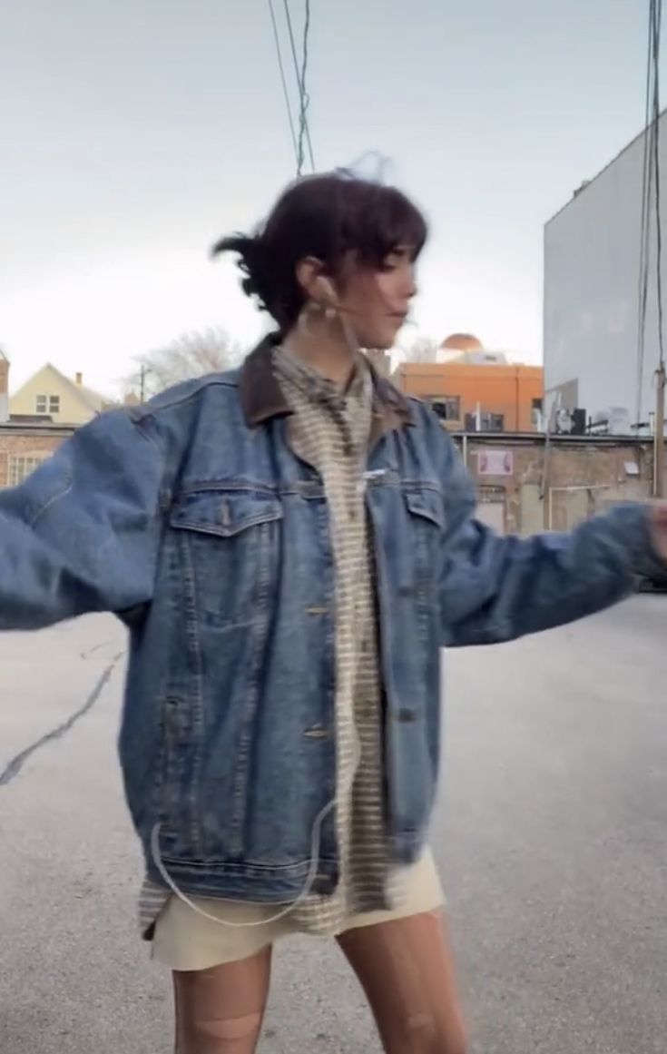 Trendy Jean Jacket Outfit, Denim Jacket Jeans Outfit, Denim Fleece Jacket Outfits, Jean Jacket Oversized Outfits, Blue Denim Jacket Outfit Aesthetic, Oversized Denim Jacket Aesthetic, Jean Jacket Fur Collar Outfit, Fluffy Denim Jacket Outfit, Lined Jean Jacket Outfit