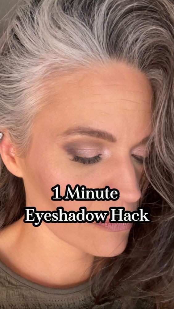 Makeup should be easy. I am sharing with you a super easy and quick eyeshadow tutorial. Save this because it will save you time and make… | Instagram Fast Easy Makeup, Makeup That Makes You Look Older, Eyeshadow For Over 50, Diy Contour Makeup, Makeup Tutorials For Older Women Over 50, Daytime Eyeshadow Looks, Over 50 Makeup Looks, Easy Daily Makeup Routine, Beach Eye Makeup