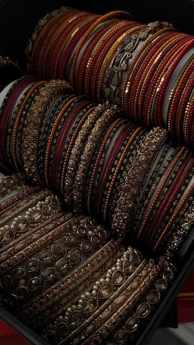 Bangles Aesthetic, Cultural Clothes, South Asian Aesthetic, Desi Vibes, Diy Floral Decor, Desi Aesthetics, Desi Love, Pretty Jewelry Necklaces, Big Fat Indian Wedding