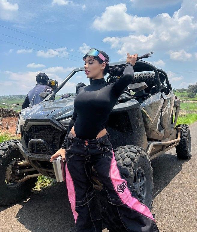 Atv Riding Outfit Arizona, Off Roading Outfit For Women Mexican, Off Road Outfits For Women, Fourwheeling Outfit, Atv Riding Outfit Winter, Ruta Outfit Mujer, Offroading Outfit Women, Atv Outfit Woman, 4 Wheeler Outfit