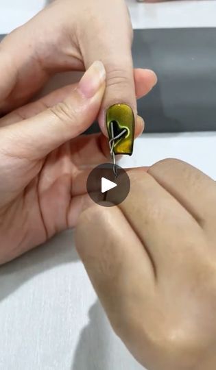 479K views · 3K reactions | Cómo hacer un corazón con efecto ojo de gato de forma sencilla #nails  #uñas  #nailart  #nailsartist  #efectoojodegato  #ojodegato  #ojodegatonails  #nailsofinstagram | Vickynailsspa Beauty Nails, Nail Designs, Nails, Beauty