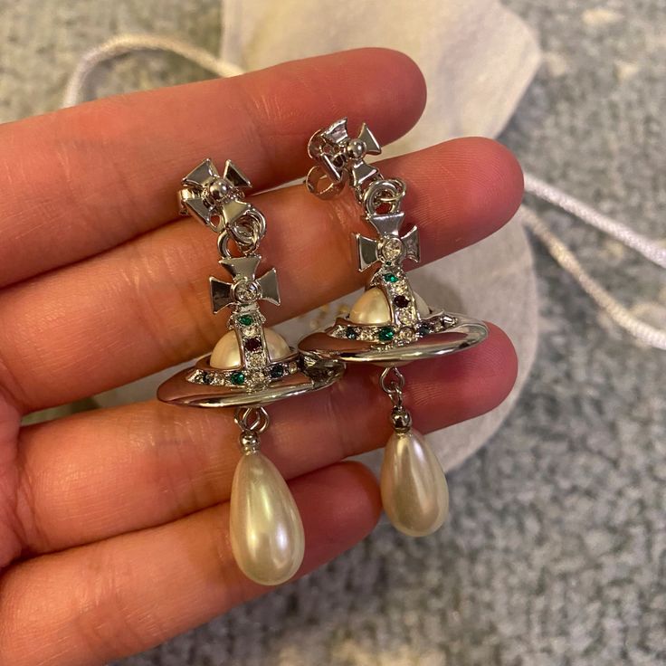 Old Money Aesthetic Earrings, Pearl Earring Aesthetic, Vivienne Westwood Pearl Earrings, Westwood Jewellery, Orb Earrings, Vintage Pearl Earrings, Vivienne Westwood Earrings, Vivienne Westwood Jewellery, Pearl Jewellery