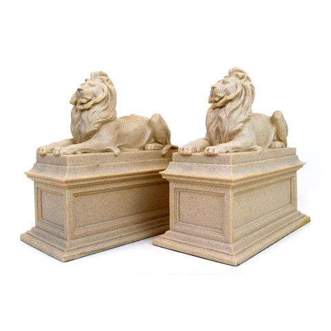 two statues of lions sitting next to each other