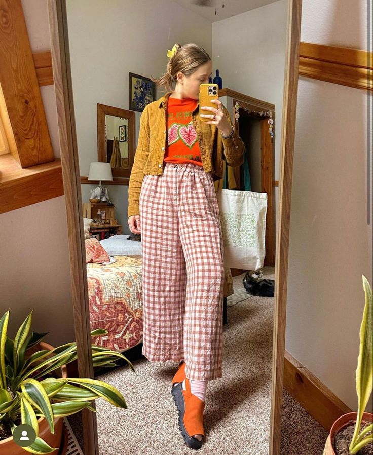 Fall Quirky Outfits, Soft Trousers Outfit, Casual Funky Outfits For Women, Outfit Ideas Eclectic, Trendy Eclectic Outfits, Colorful Thrifted Outfits, Business Casual Artsy, Eclectic Vintage Style Clothes, Fun Artsy Outfits