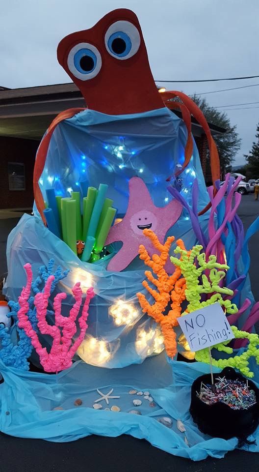 an assortment of sea life is displayed on the ground