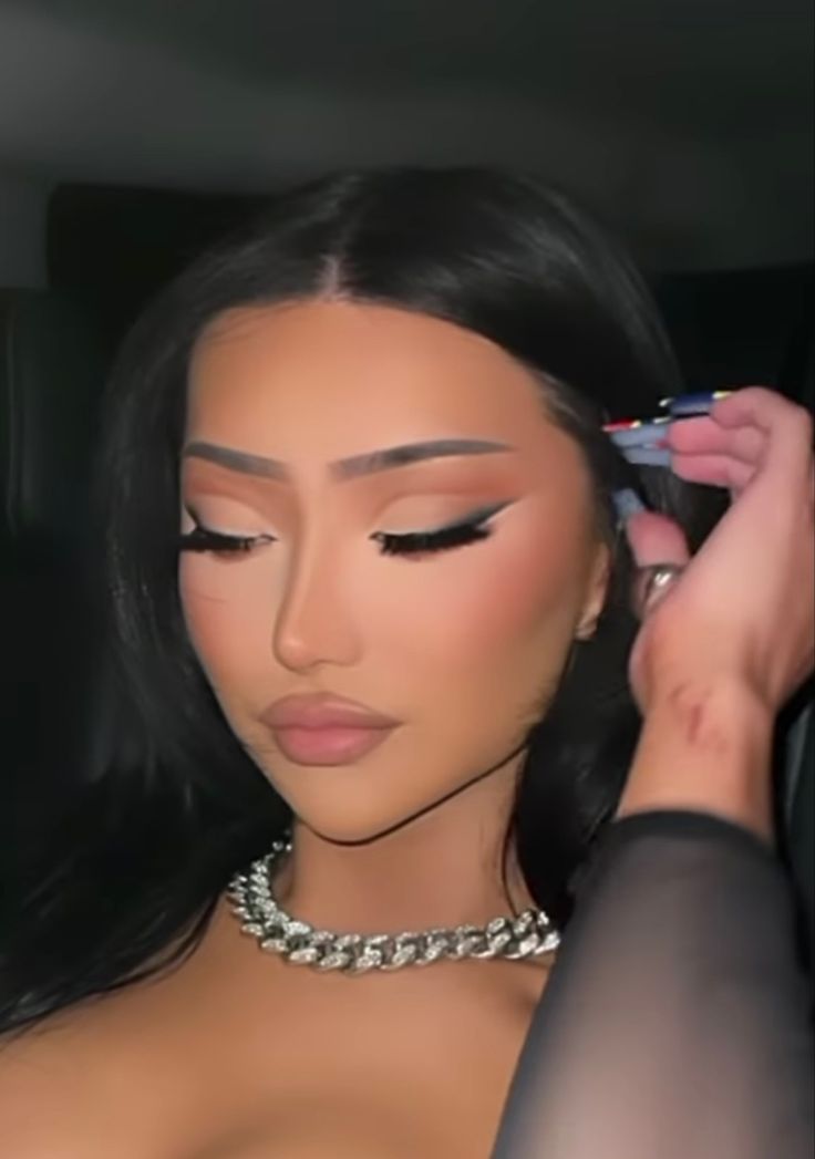 18th Birthday Make Up Looks, Wing Eyeshadow Looks, Eyeshowdow Looks, Club Make Up Night, Birthday Make Up Idea, Cool Tone Glam Makeup, Dark Fem Eye Makeup, Latina Prom Makeup, Eye Makeup Stones