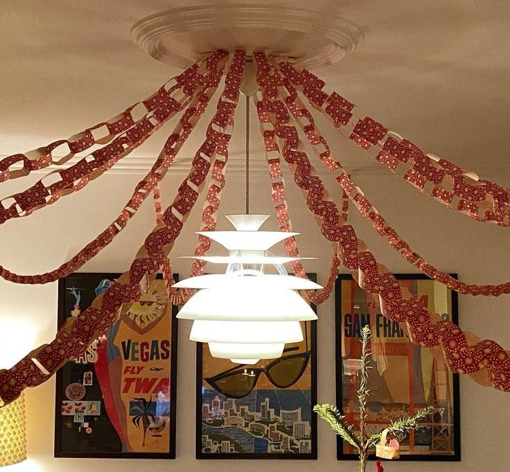 Paperchain Christmas Decoration, Modern Folk Christmas, Vintage Party Decorating Ideas, Diy Paper Chain Garland, Christmas Paper Chain Decorations, Christmas Garland Ceiling, Paper Chain Art, Paper Chain Christmas Decorations, High Ceiling Christmas Decor