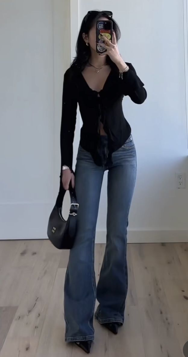 @hope.cee Cute Outfits With Basic Clothes, High Heel Jeans Outfit, Flared Bottoms Outfit, Fits With Bootcut Jeans, Flared Jeans With Heels, High Heel Outfits Casual, Kitten Heel Jeans Outfit, Aesthetic Bootcut Jeans Outfit, Date Looks Outfits