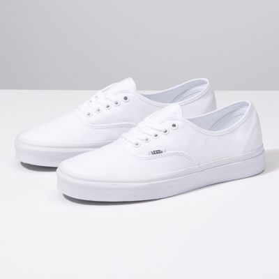 Cleaning White Vans, White Vans Shoes, Leather Vans, Tenis Vans, Vans Original, Vans Store, Tokyo Street Fashion, Spring Sneakers, Sneakers Looks