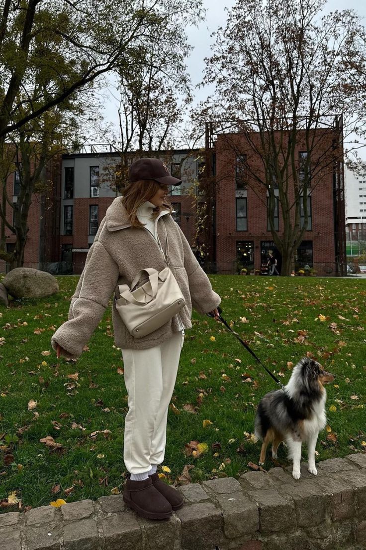 Chocolate Uggs Outfit, Brown Uggs Outfit, Chocolate Ugg Boots, Brown Coat Outfit, Uggs Outfit Winter, Chilly Weather Outfits, Short Hair Outfits, Brown Uggs, Outfit With Uggs