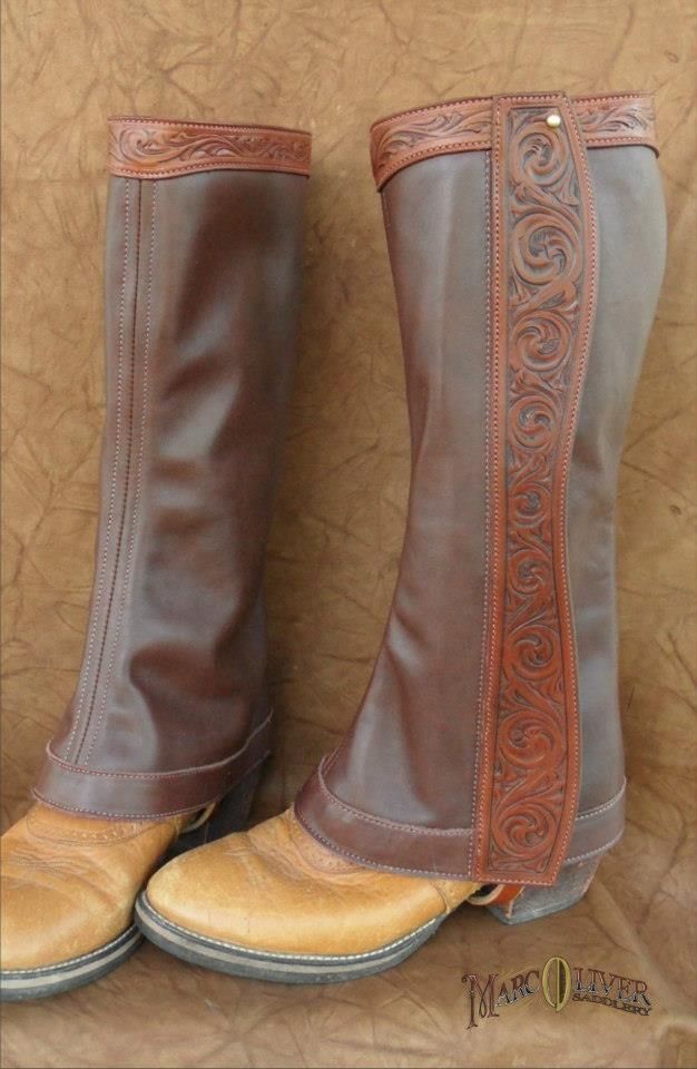 Cowboy Action Shooting, Half Chaps, Cowboy Gear, Horse Gear, Estilo Country, Leather Workshop, Leather Carving, Cowgirl Outfits, Riding Gear