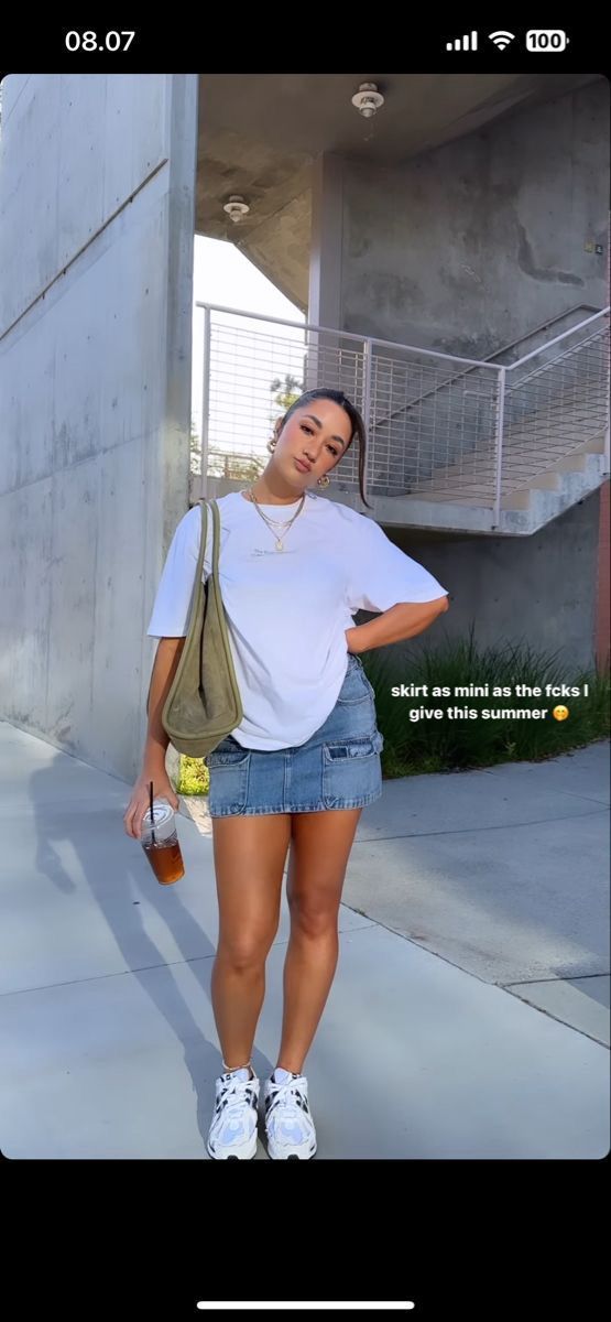 Cute Baddie Outfits With Skirts, Jean Skirt Sneakers Outfit, Outfits With Jean Skirts Black Women, Denim Skirt And Tshirt Outfits, Short Denim Skirt Outfit Idea, Jean Skirt And Tshirt Outfits, Short Denim Skirt Outfits Aesthetic, Styling Cargo Skirt, Jean Skirt And Sneakers Outfit