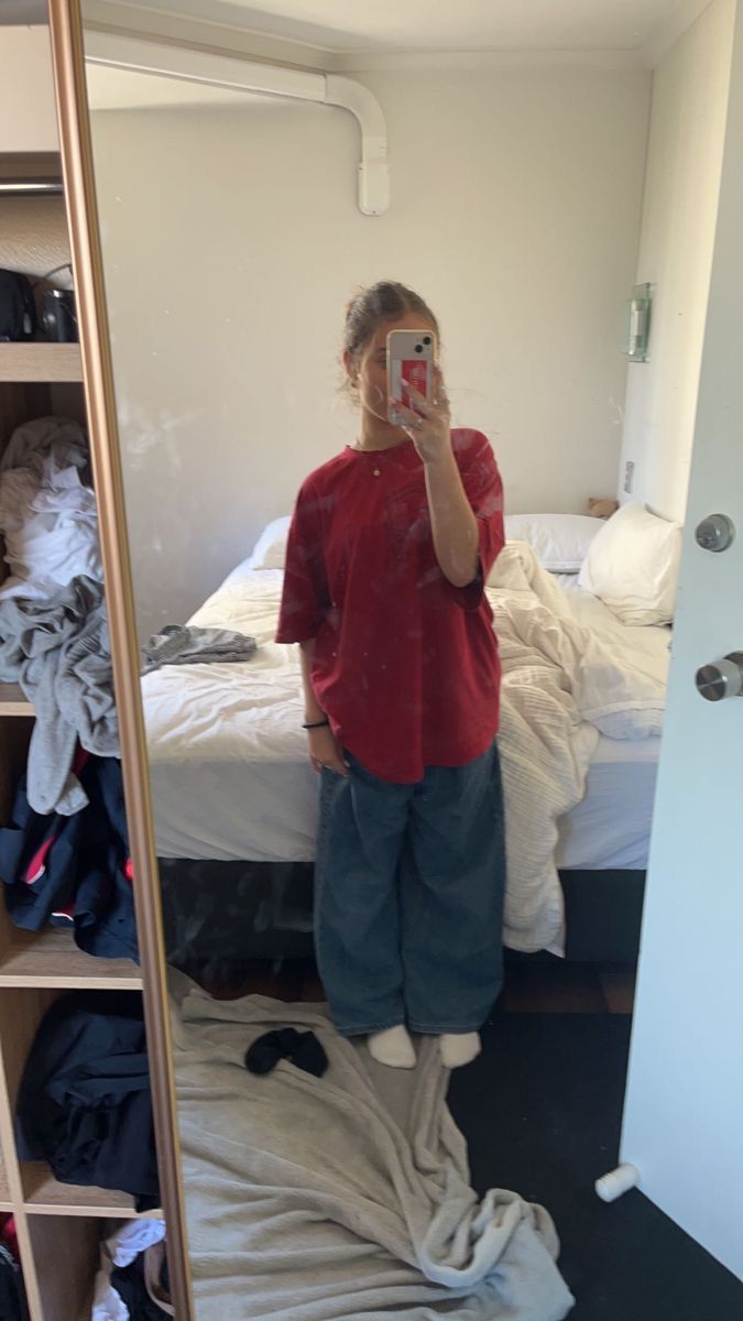 Baggyoutfit Ideas, Loose Baggy Outfit, 90s Fashion Baggy Clothes, Very Baggy Outfits, Nice Baggy Outfits, Painters Jeans Outfit, Basic Outfits Baggy, Baggy Clothes For Women, Baggy Red Shirt Outfit