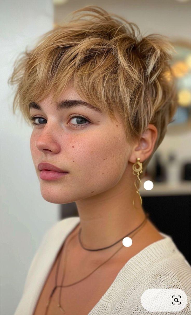 European Pixie Haircut, Pixie Hairstyles Undercut, Pixie Cut Middle Part, Round Face Pixie Haircut, Copper Pixie Cut, Pixie Cut Blonde Hair, Ruby Rose Haircut, Haircut For A Round Face, Texture Layers