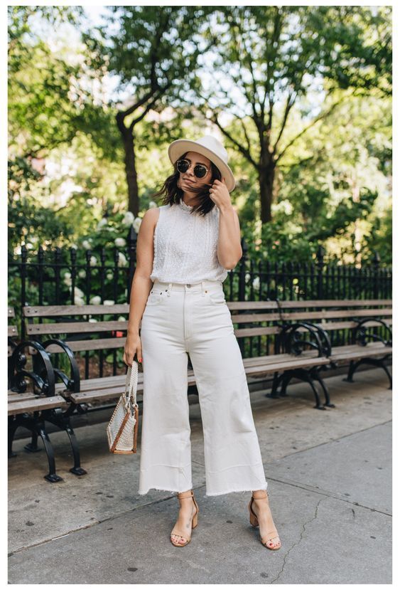 White Culottes Outfit, White Jeans Outfit Summer, Culotte Outfit, White Culottes, Culottes Outfit, White Summer Outfits, White Jeans Outfit, Nyc Street Style, Beige Outfit