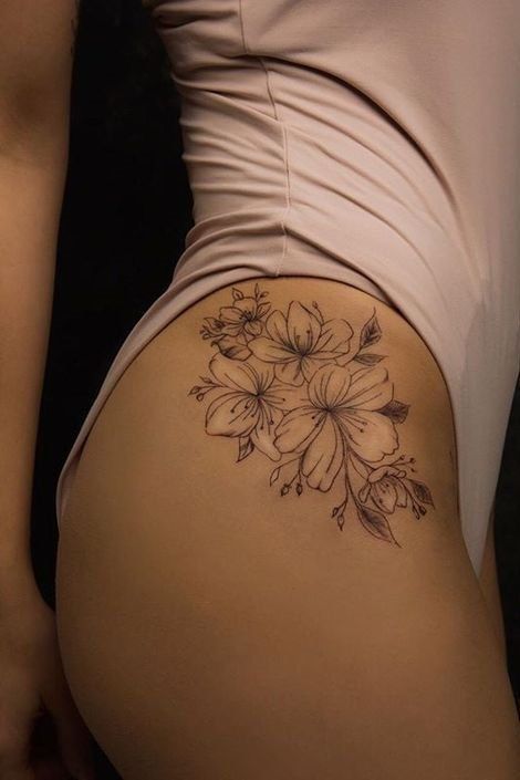 Discreet Tattoos For Women, Hip Tattoo Designs, Side Thigh Tattoos, Tato Minimal, Hip Thigh Tattoos, Hip Tattoos Women, Bff Tattoos, Leg Tattoos Women, Tattoo Women