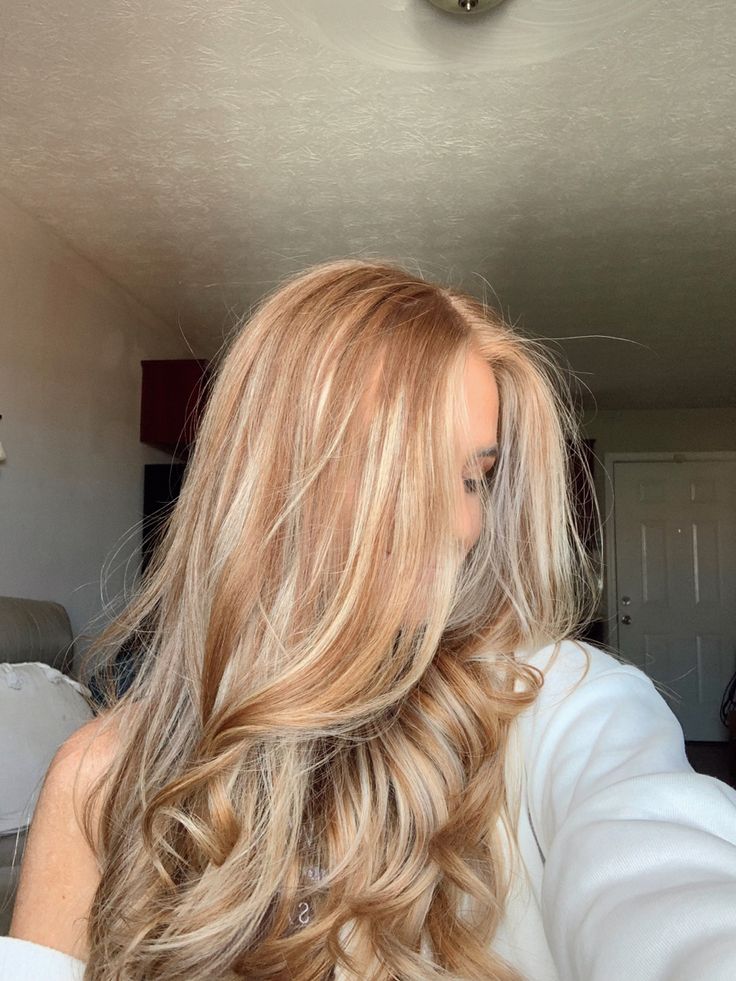 Ginger Blonde Ombre Hair, Blonde On Ginger Hair, Ginger Hair With Blonde Highlights Money Piece, Straw Berry Blonde Highlights, House Party Outfit Summer, Platinum Blonde Hair With Red Lowlights, Blonde Hair W Red Highlights, Strawberry With Blonde Highlights, Natural Red And Blonde Hair