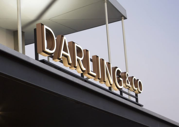 there is a sign that says daring go on top of the building