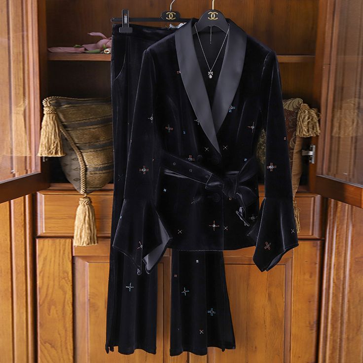 #velvet #silkvelvet #jacket #black #suit #style #fashion #silk #ideas #idea #blacksuit Velvet Pant Suit Women, Silk Velvet Suit, Velvet Pantsuit, Bridesmaid Suits, Black Velvet Suit, Velvet Suit Design, Velvet Dress Designs, Moroccan Fashion, Velvet Suit