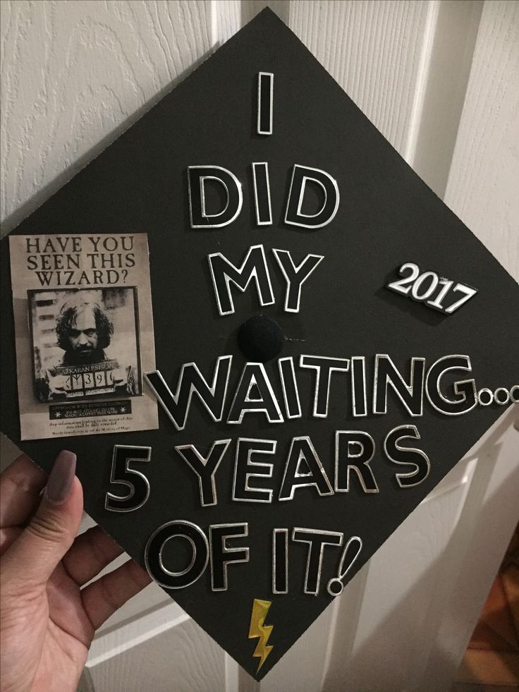 Harry Potter graduation cap Once Upon A Time Graduation Cap, Harry Potter Graduation Quotes, Harry Potter Cap Decoration Graduation, Slytherin Graduation Cap, Grad Cap Ideas Harry Potter, Httyd Graduation Cap, Harry Potter Graduation Cap Ideas, Scooby Doo Graduation Cap, Book Graduation Cap