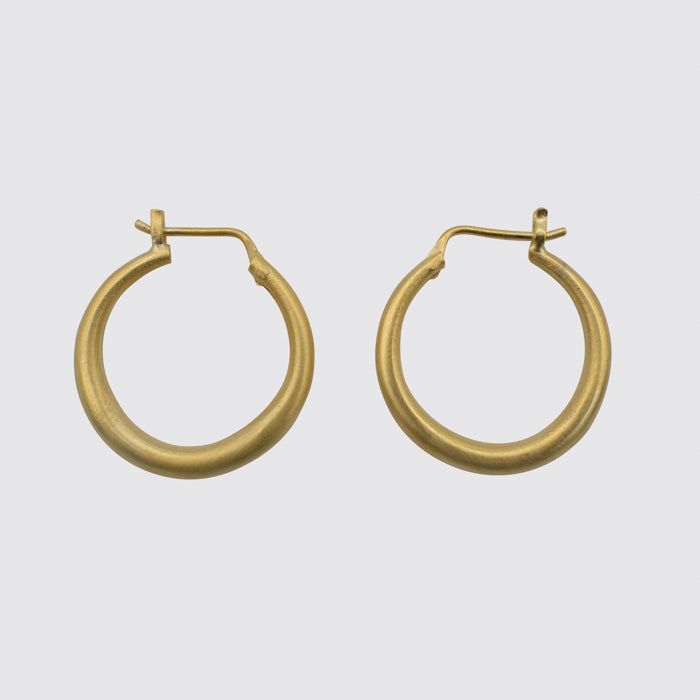 A classic everyday hoop earring, put them on, never take them off! Nice weight, easy - approx. 3/4" diameter - hinged ear wire, snap down clasp closure - EJ2201 Classic Hoop Huggie Earrings For Everyday, Timeless Everyday Hoop Earrings, Yellow Gold Hinged Hoop Earrings For Everyday, Small Hinged Hoop Earrings As Gift, Everyday Yellow Gold Hinged Hoop Earrings, Everyday Small Hoop Hinged Earrings, Small Hoop Jewelry For Everyday Use, Classic Yellow Gold Jewelry For Everyday, Everyday Tarnish-resistant Oval Hoop Earrings