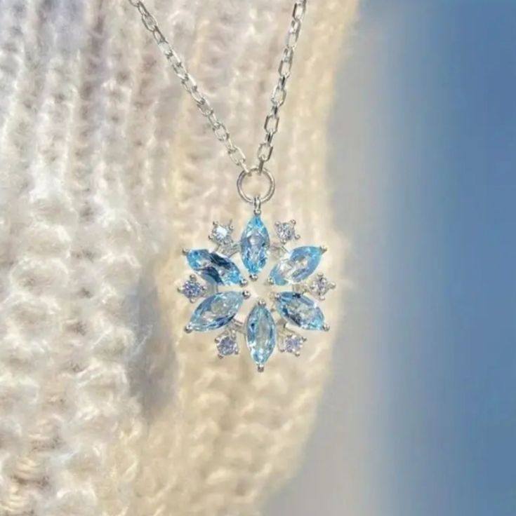 Item Description: *** High-Quality Material: Made With Moissanite, A Rare And Precious Lab Created Gemstone That Sparkles Like A Diamond On A 925 Silver Chain. *** Elegant Design: Features A Delicate Snowflake Pendant That Adds A Touch Of Luxury To Any Outfit *** Versatile: Perfect For Any Occasion, From Casual Outings To Formal Events *** Great Gift Idea: Comes In A Beautiful Gift Box, Making It An Ideal Present For Any Special Occasion *** Eye-Catching: The Necklace's Unique Design And High-En قلادات متدلية, Pretty Jewelry Necklaces, Bracelet Viking, Snowflake Necklace, Magical Jewelry, Jewelry Accessories Ideas, Classy Jewelry, Fancy Jewellery, Fancy Jewelry