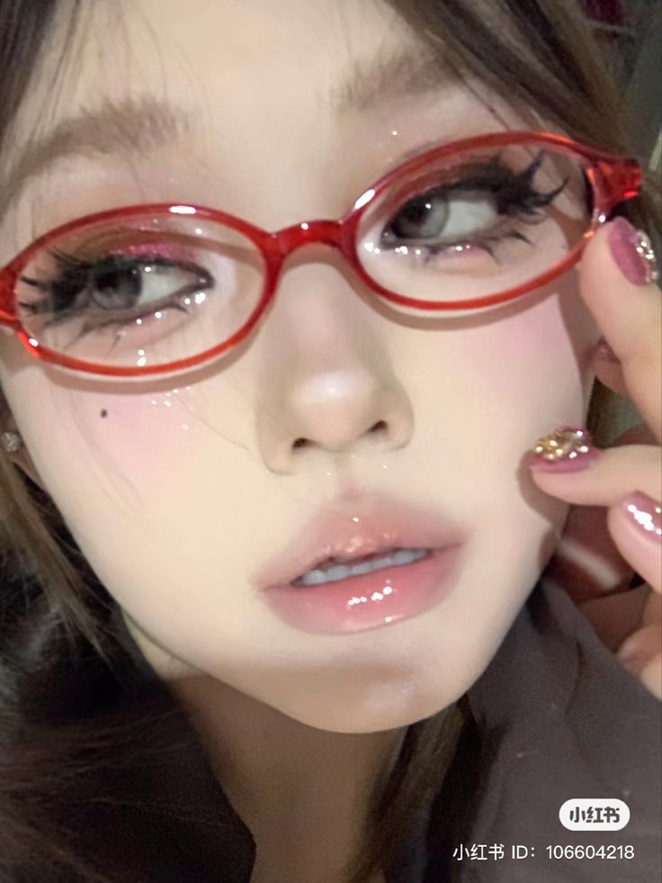 Douyin Makeup With Glasses, Douyin Glasses Makeup, Puppy Beauty Face, Y2k Makeup Looks, Makeup Y2k, C Beauty, Festival Make Up, Y2k Makeup, Douyin Makeup