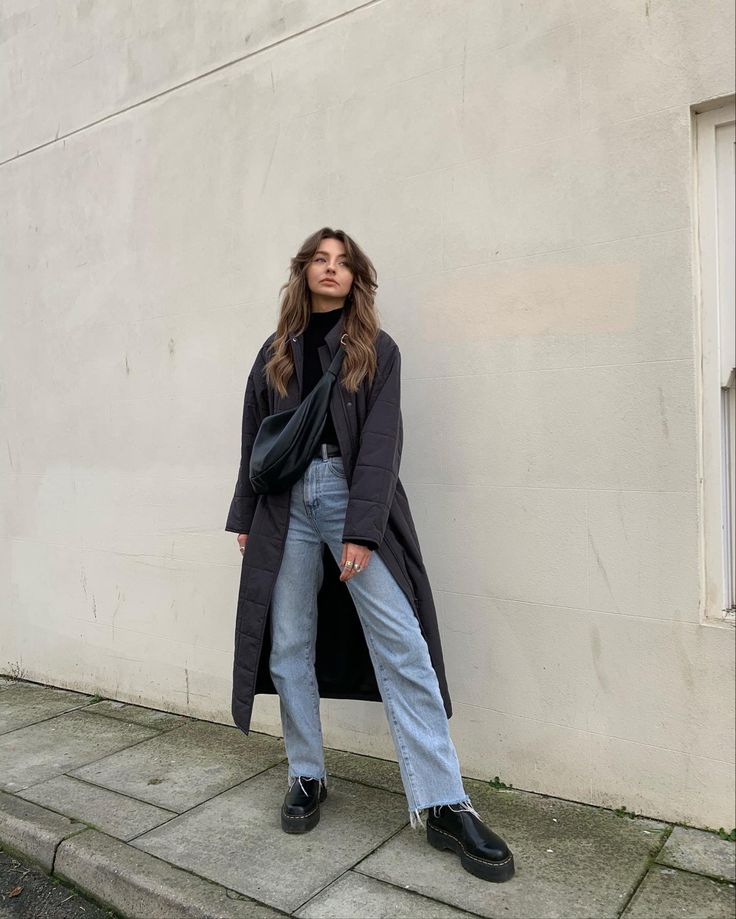 Chelsea Boots Jeans Woman, Winter Outfit Doc Martens, Chelsea Docs Outfit, Straight Jeans Boots, Jeans Chelsea Boots Outfit, Chloe Hayward Outfits, Doc Martens Outfit Jeans, Chelsea Boots Outfit Winter, Dr Martens Outfit Winter