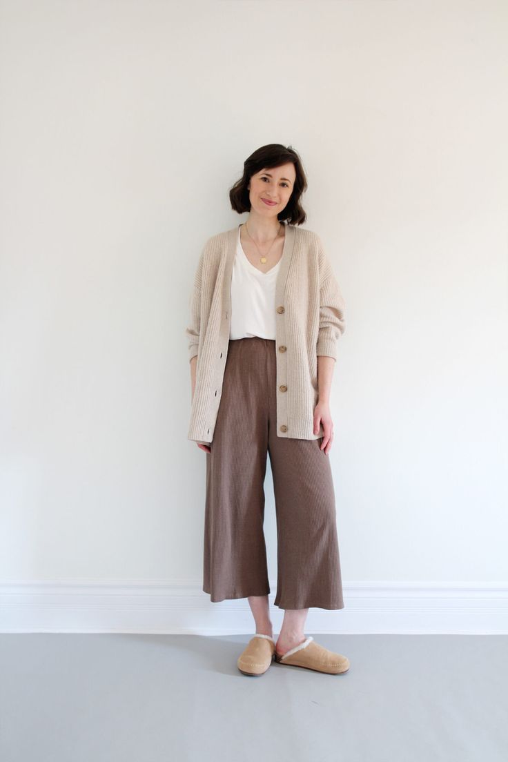 Loose Outfit Ideas, Light Layers Outfit, Layering Spring Outfits, Relaxed Minimalist Style, Layered Style, Loose Outfits For Women, Loose Clothing Style, Layered Style Clothes, Loose Fitting Outfits